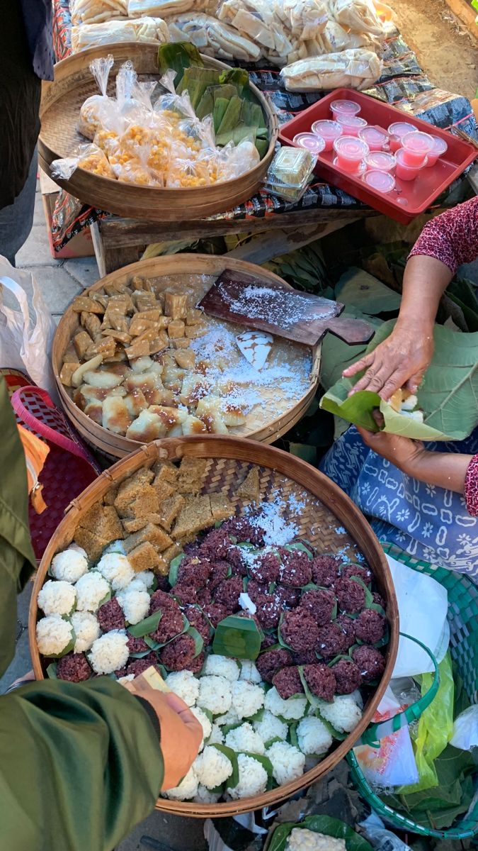 A busy Indonesian market scene